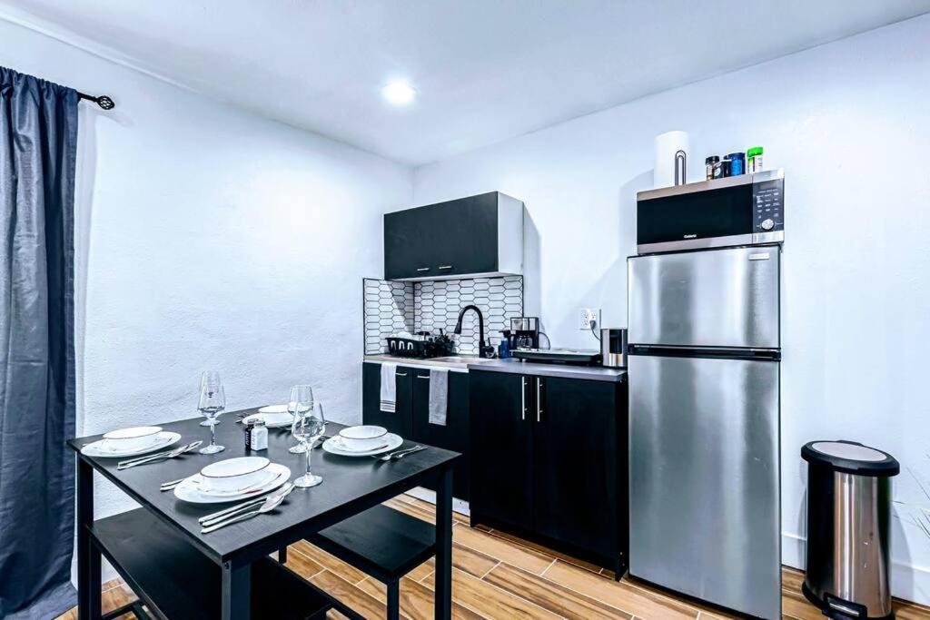 Phoenix Retreat - 1 Bedroom King Suite With 2 Smart Tvs - 10 Min From Airp - Unit B Buitenkant foto